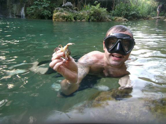 O Rafa encontra um carangueijo de água doce na Cascata del Nicho, próxima à Cienfuegos, em Cuba
